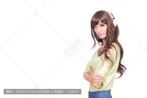 年輕漂亮的酷女人聽音樂