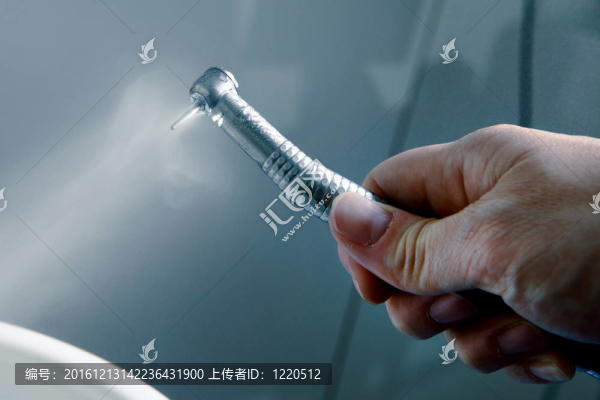 牙科醫(yī)生手持牙科工具