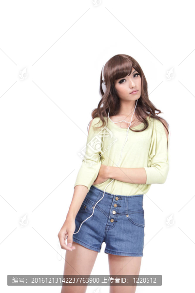 年輕漂亮的酷女人聽音樂