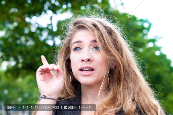 年輕女子用手指向上