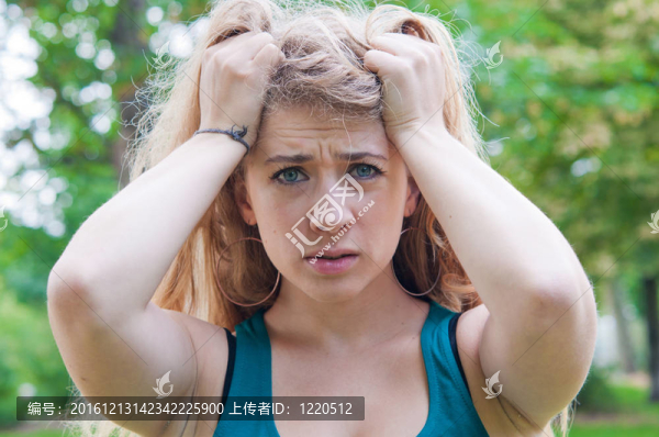 頭上有手的女人