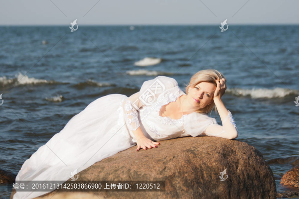 美麗的女人在海灘上放松
