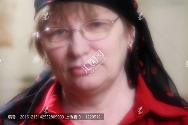 年長(zhǎng)的女士