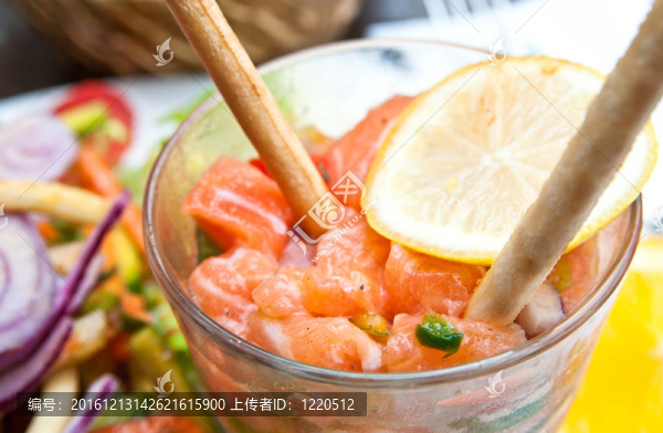 新鮮的三文魚(yú)沙拉