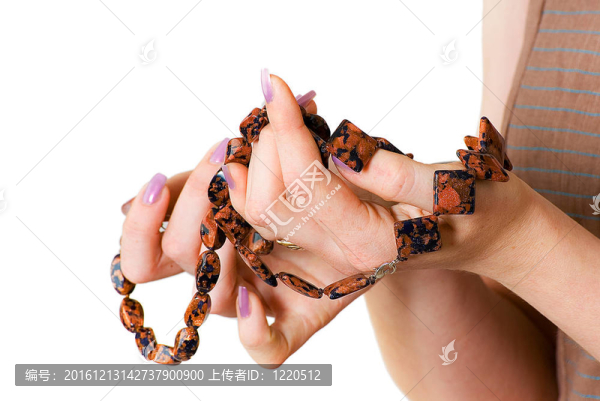 女性手秀美麗項(xiàng)鏈