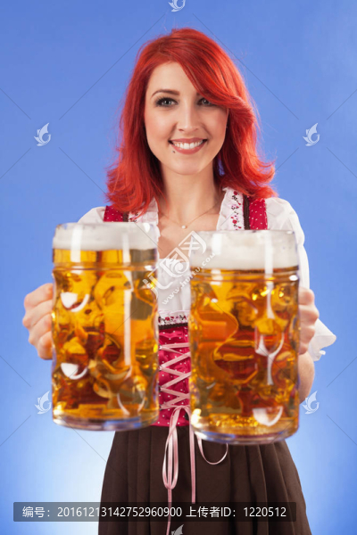 女孩為啤酒節(jié)啤酒