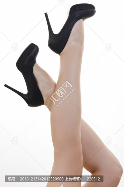 女人的腿在空中