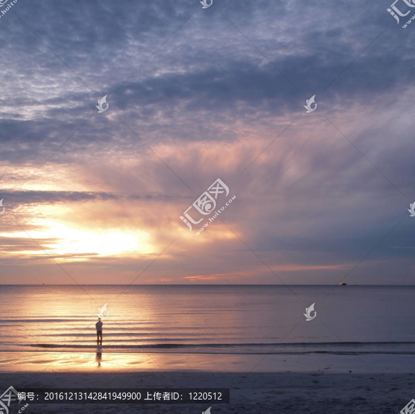 年輕人與海上日落