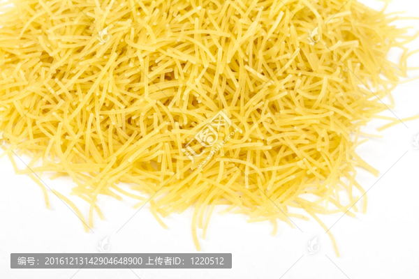 意大利面（通心粉）孤立在白色背景