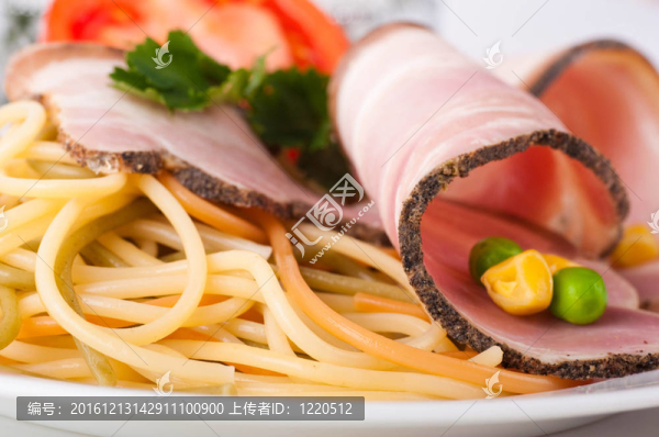 培根和意大利面番茄；豌豆和玉米