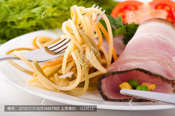 煮豬肉和意大利面番茄；豌豆和玉米