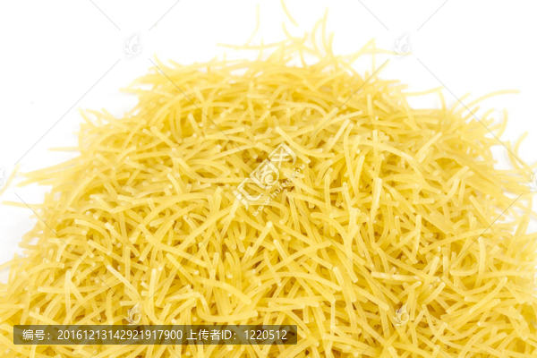 意大利面（通心粉）孤立在白色背景