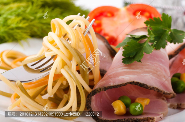煮豬肉和意大利面番茄；豌豆和玉米