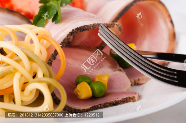 肉和意大利面番茄；豌豆和玉米