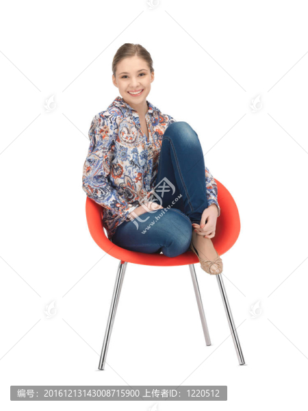 快樂和無憂無慮的少女在椅子上