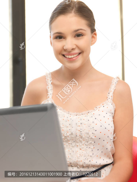 快樂的少女與筆記本電腦