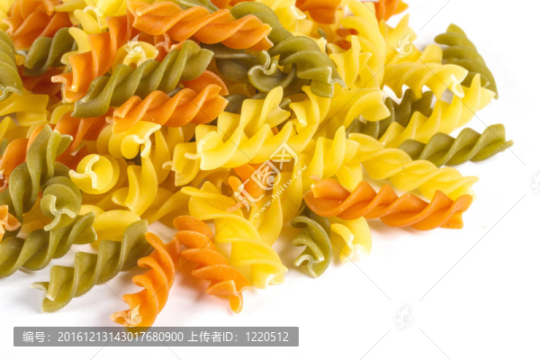 煮過的面食螺絲粉不同的顏色；白色背景