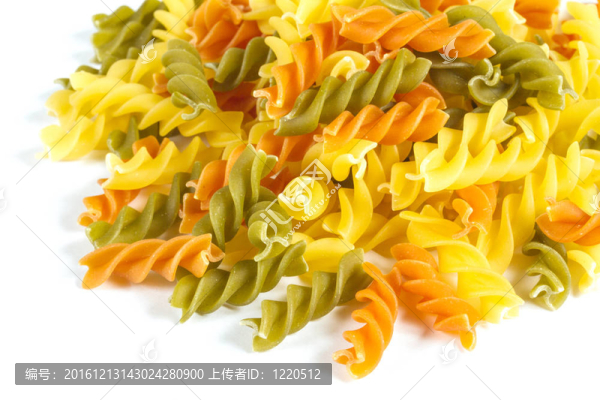 煮過(guò)的面食螺絲粉不同的顏色；白色背景