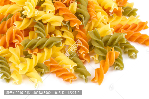 煮過的面食螺絲粉不同的顏色；白色背景