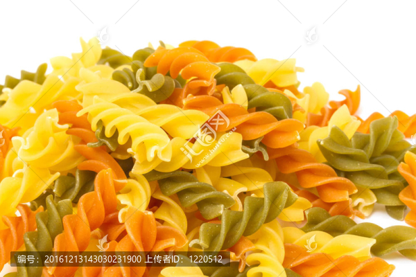 煮過(guò)的面食螺絲粉不同的顏色；白色背景