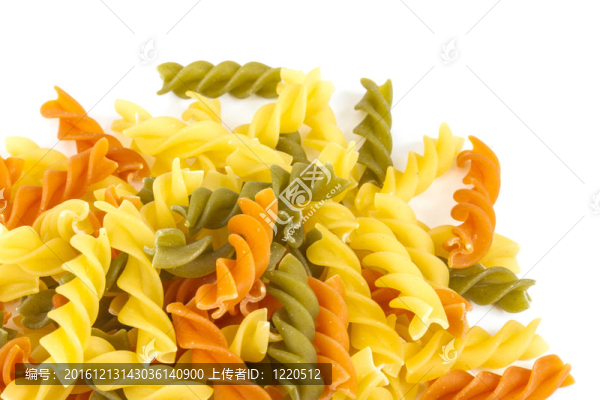 煮過的面食螺絲粉不同的顏色；白色背景
