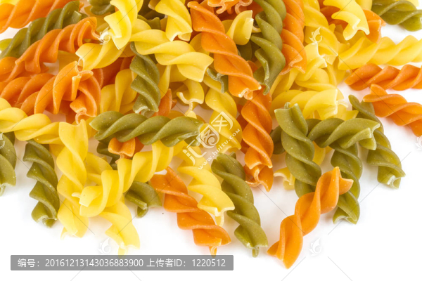 煮過(guò)的面食螺絲粉不同的顏色；白色背景