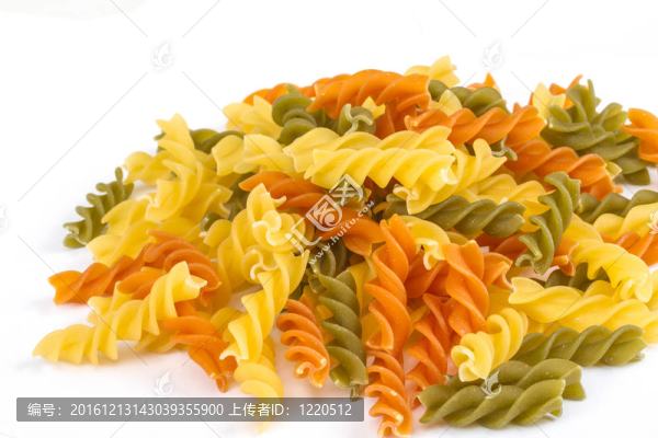 煮過(guò)的面食螺絲粉不同的顏色；白色背景