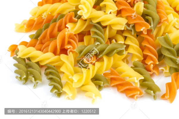 煮過的面食螺絲粉不同的顏色；白色背景