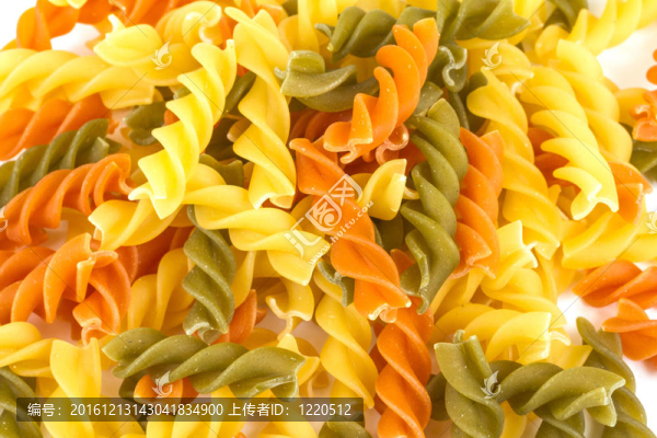 煮過的面食螺絲粉不同的顏色；白色背景