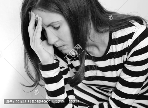 心煩意亂的女人單色