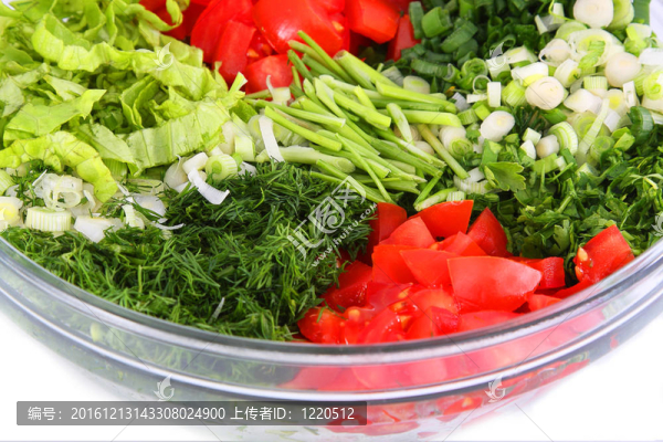 白底的玻璃花瓶里的蔬菜和蔬菜沙拉