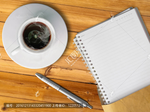 白咖啡杯和空白頁(yè)筆記簿