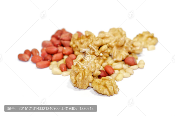 核桃；白色背景上分離的花生和松仁