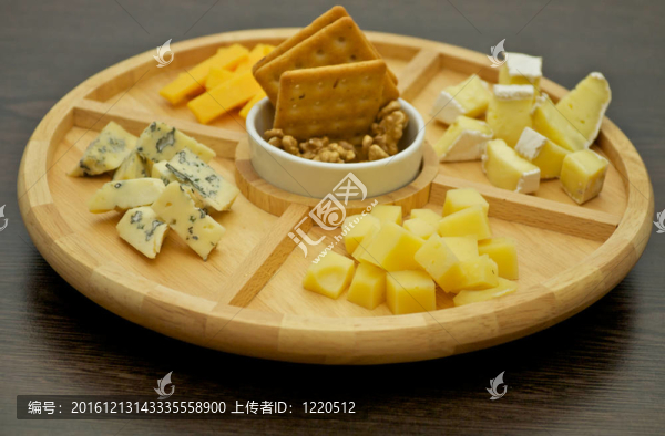 木板上的各類奶酪