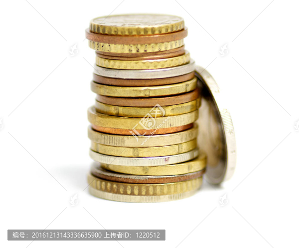 白色背景下的硬幣金字塔