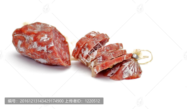切片意大利臘腸salchichone孤立在白色背景