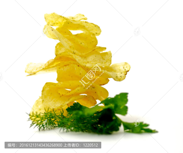薯片金字塔和蒔蘿和歐芹孤立在白色背景