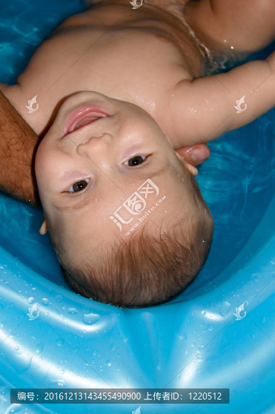 一個(gè)有趣的小男孩