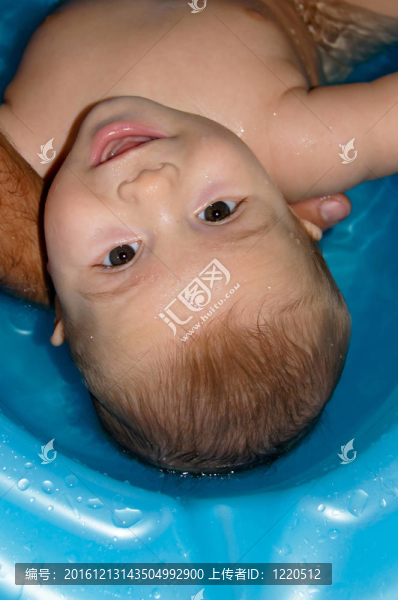 一個(gè)有趣的小男孩