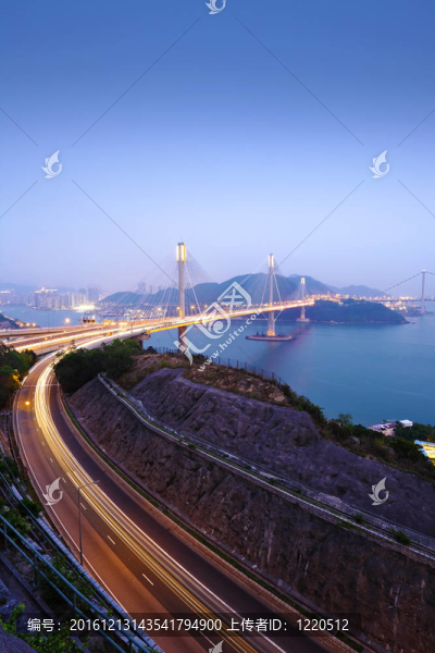 晚上Ting,Kau公路和橋梁