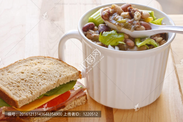 半火腿三明治配豆湯