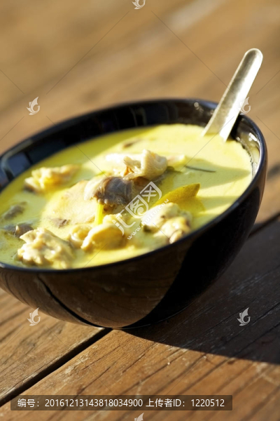 Tom,Kha,Gai,-泰國(guó)傳統(tǒng)雞湯和椰奶。極淺景深。垂直拍攝。