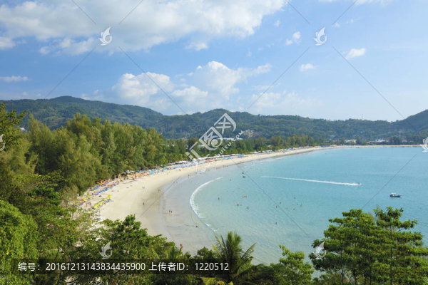 在晚上，卡馬拉海灘鳥瞰。泰國；普吉島。