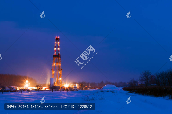 霧中的石油鉆塔；夜間照明。