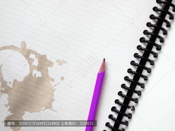 白色筆記上的紫色鉛筆