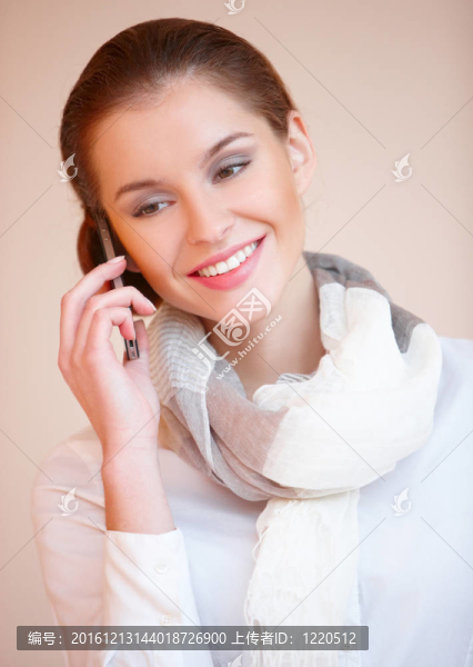黑發(fā)女人說話的手機