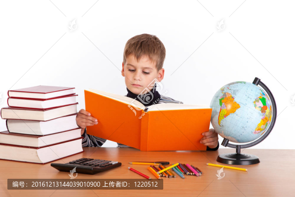 可愛的男生在看書