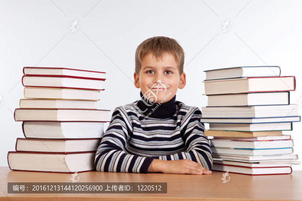 男生和一堆書