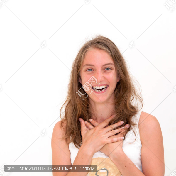 微笑的年輕迷人的女人