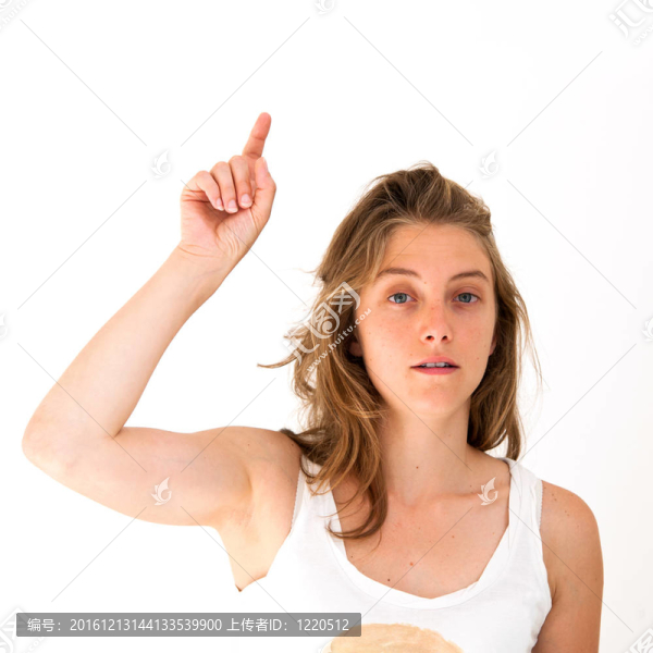 女人用手指向上